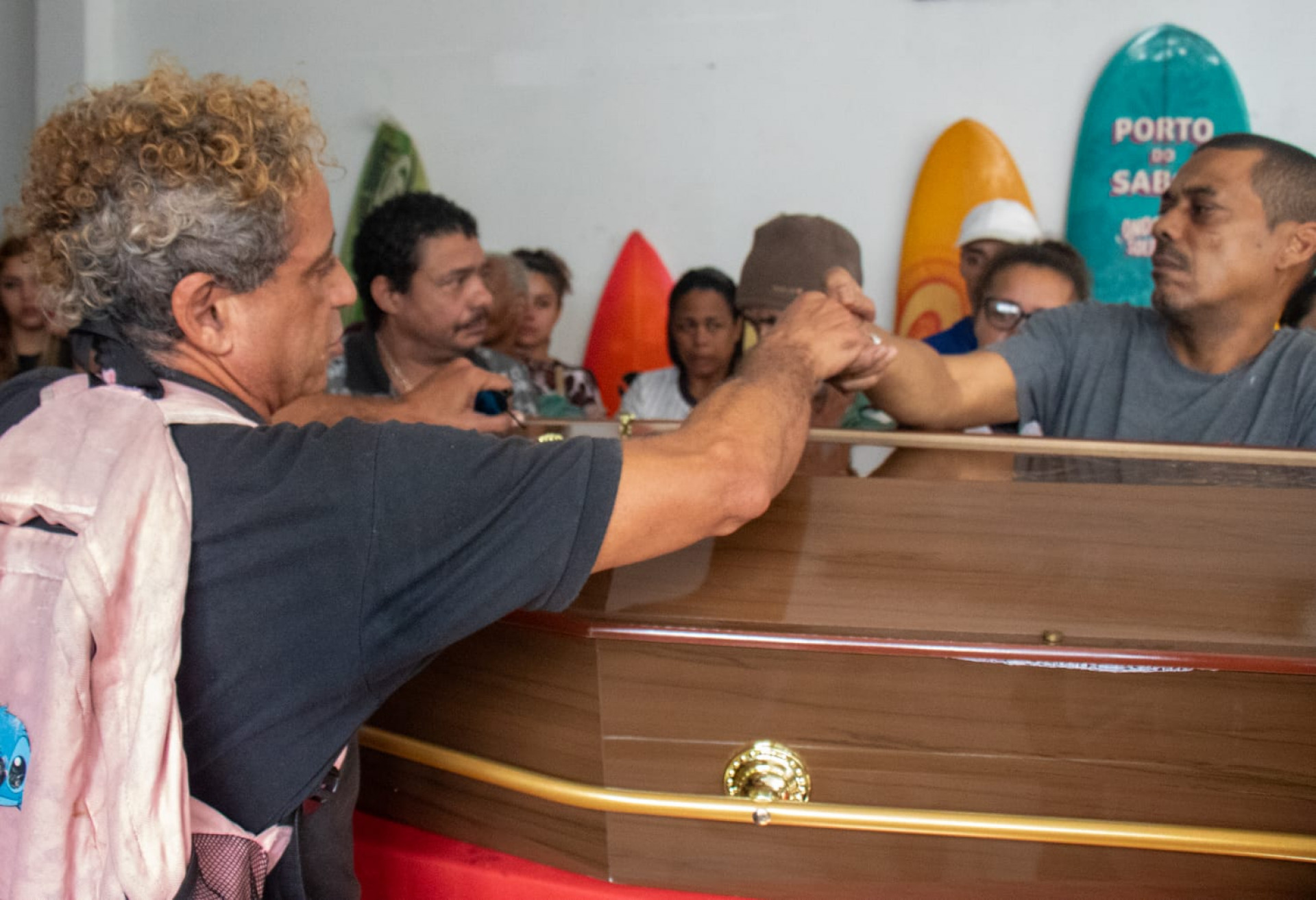Surfista José Ricardo Ramos, conhecido como Bocão, foi velado na sede da Rocinha Surfe Escola - Érica Martin / Agência O Dia