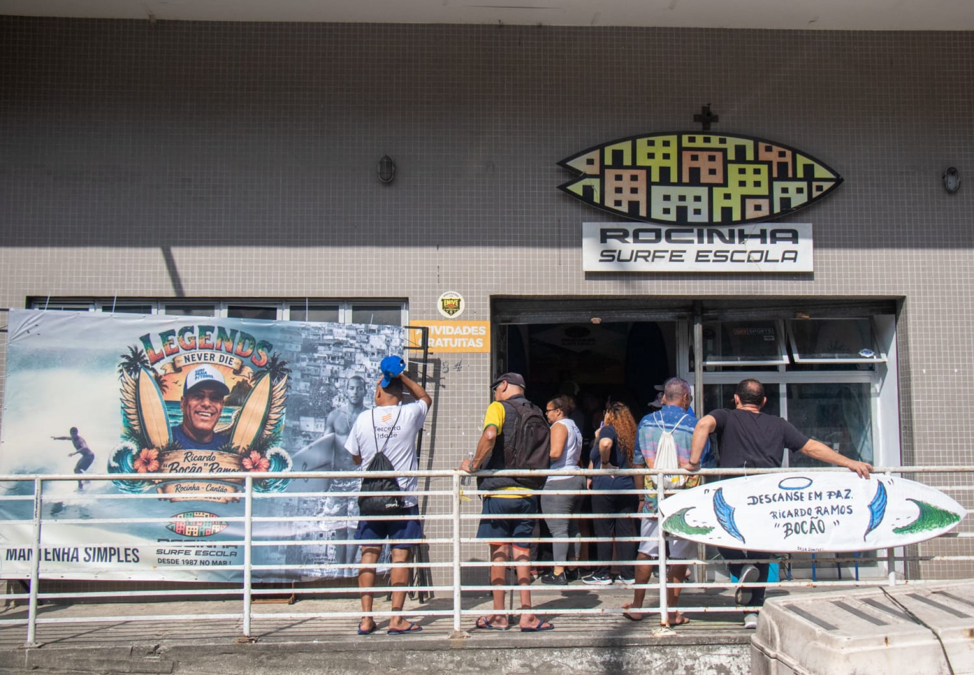 Surfista José Ricardo Ramos, conhecido como Bocão, foi velado na sede da Rocinha Surfe Escola - Érica Martin / Agência O Dia