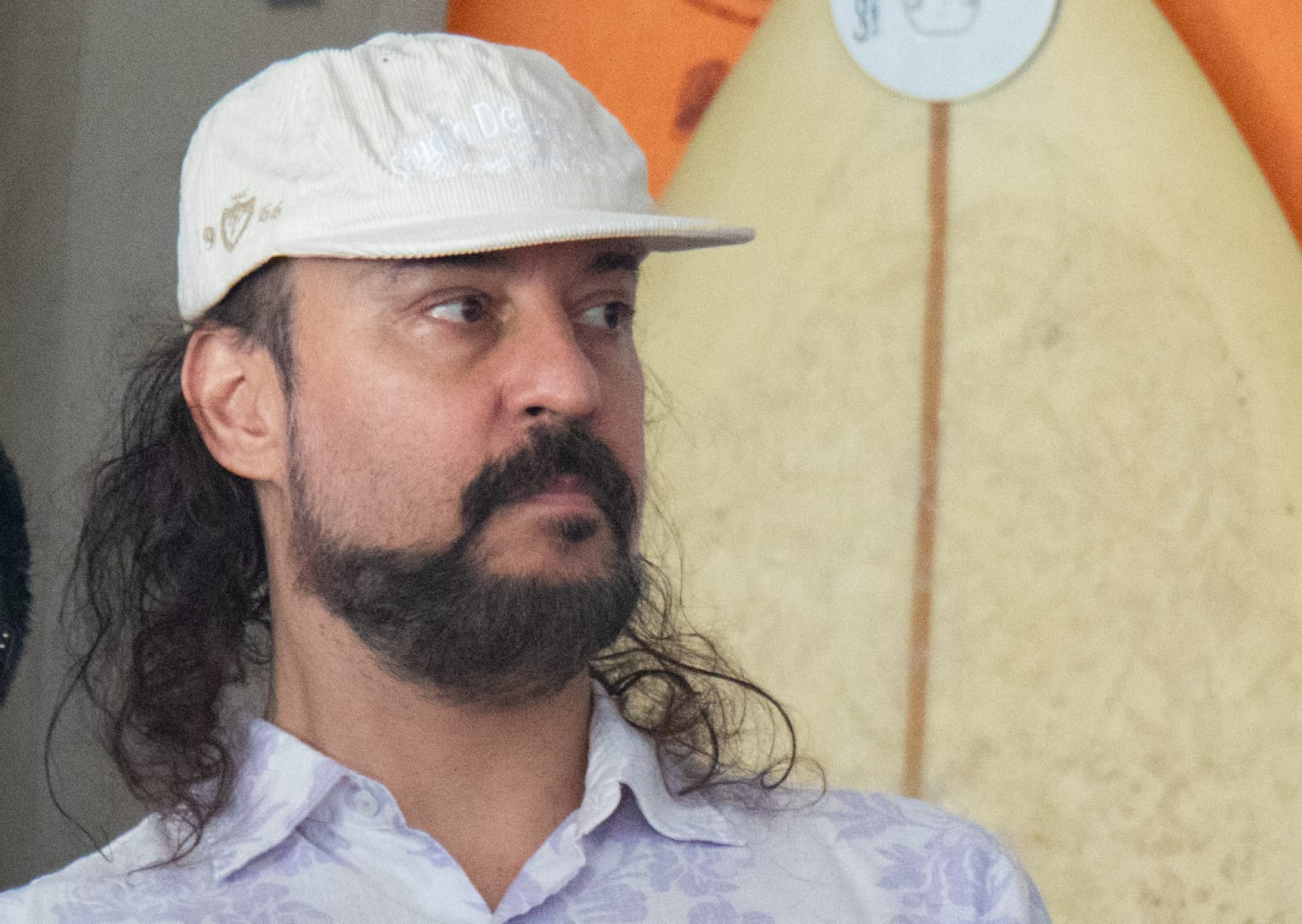 Cantor Gabriel o Pensador homenageou Bocão no velório - Érica Martin / Agência O Dia