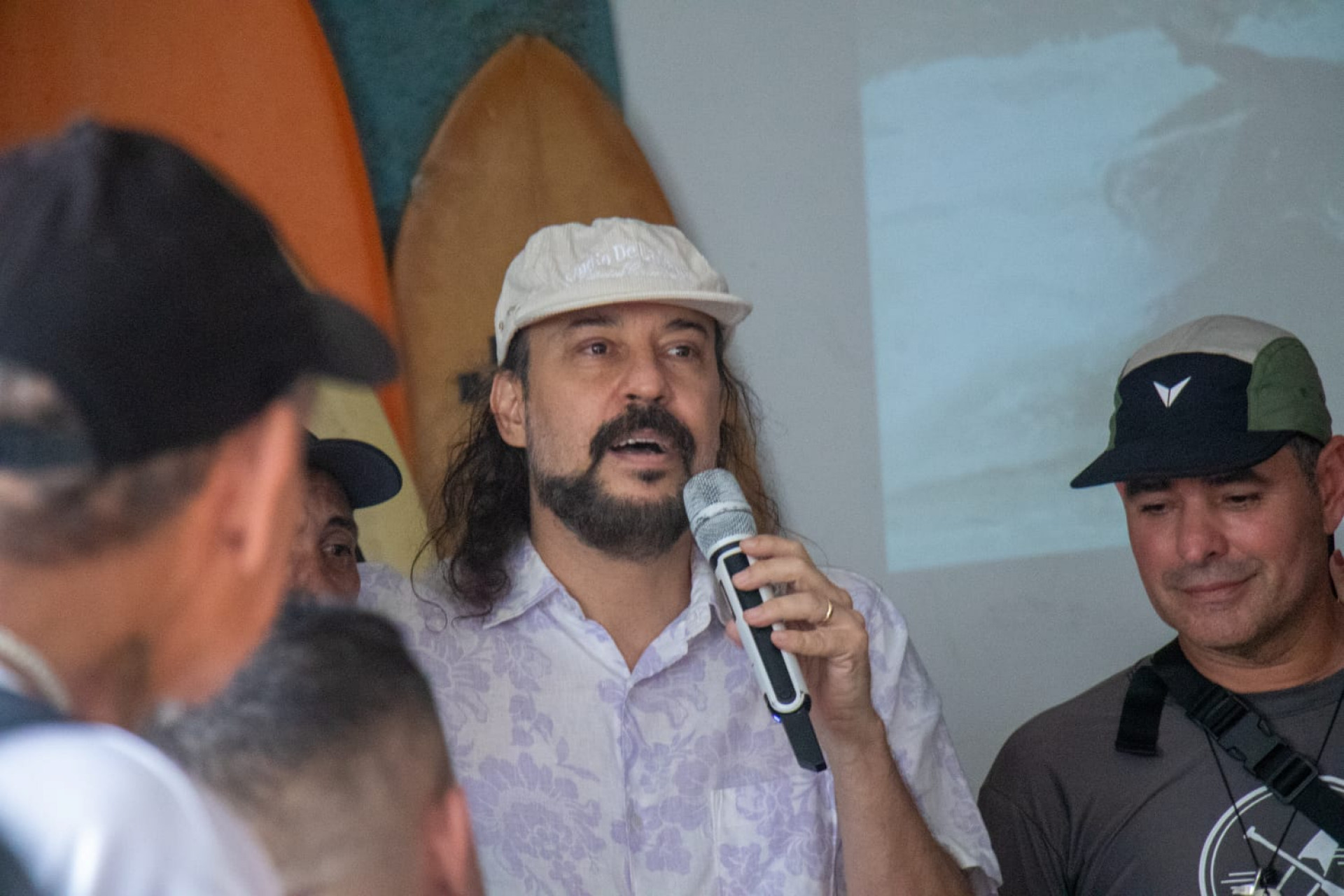 Cantor Gabriel o Pensador homenageou Bocão no velório - Érica Martin / Agência O Dia
