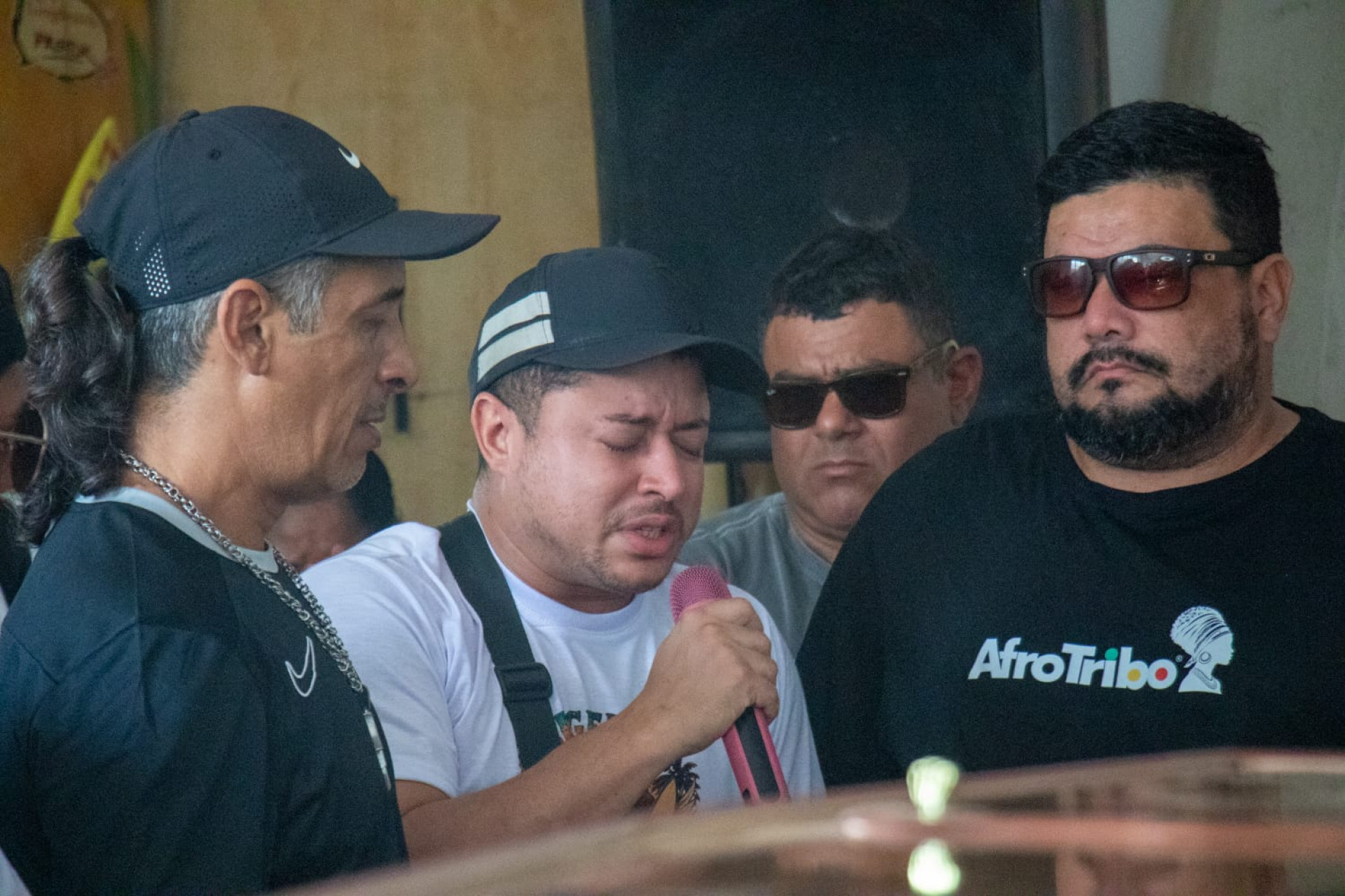 Ricardo Ramos, filho de Bocão, se emocionou durante o velório - Érica Martin / Agência O Dia