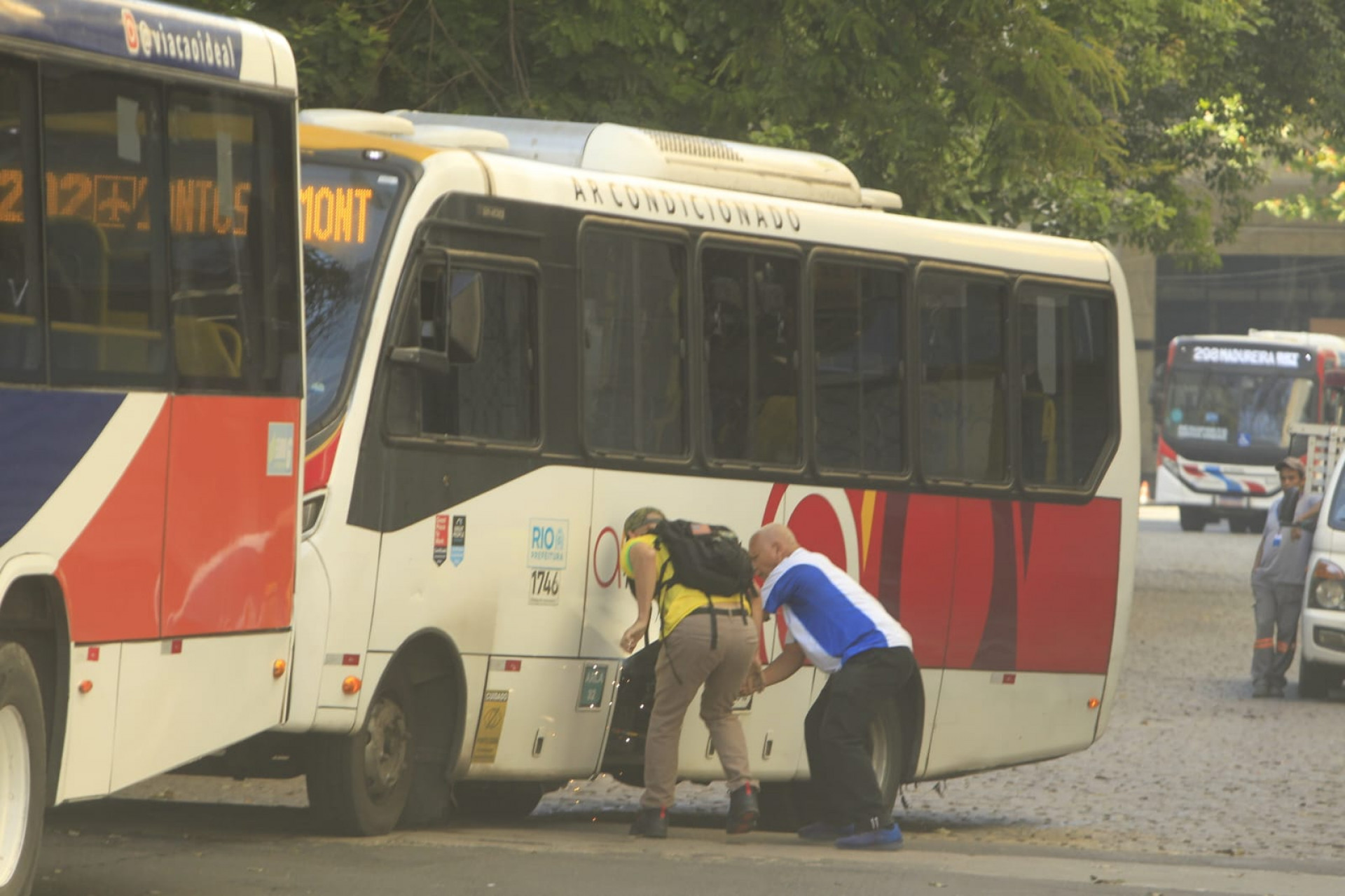 Manifestantes danificam coletivos após audiência entre Rio Ônibus e rodoviários terminar sem acordo  - Reginal Pimenta/Agência O Dia