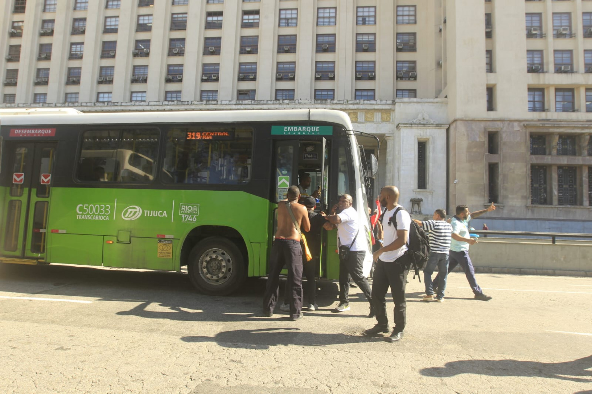Confusão no Centro do Rio após audiência entre Rio Ônibus e rodoviários terminar sem acordo  - Reginal Pimenta/Agência O Dia