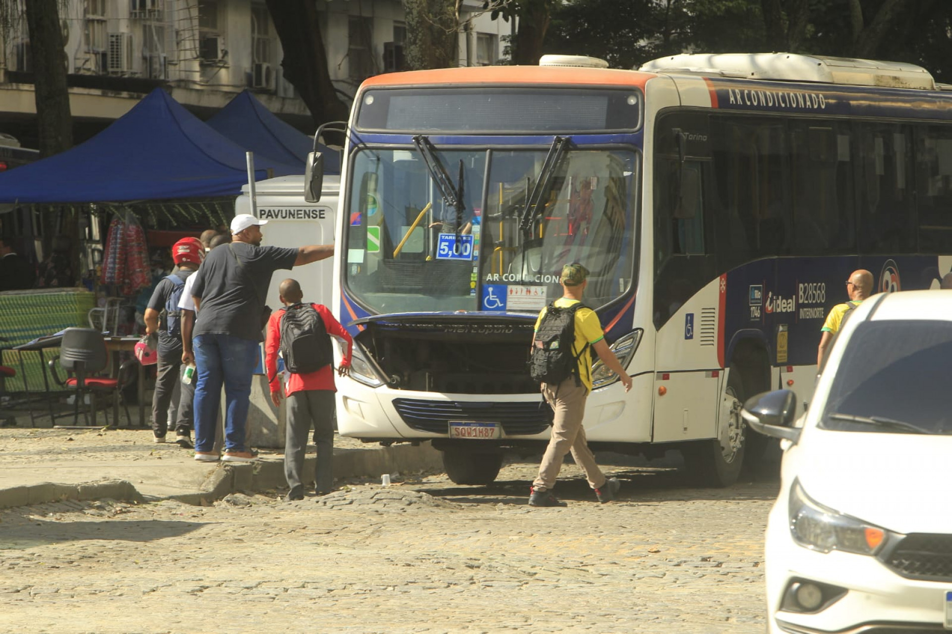 Manifestantes danificam coletivos após audiência entre Rio Ônibus e rodoviários terminar sem acordo  - Reginal Pimenta/Agência O Dia
