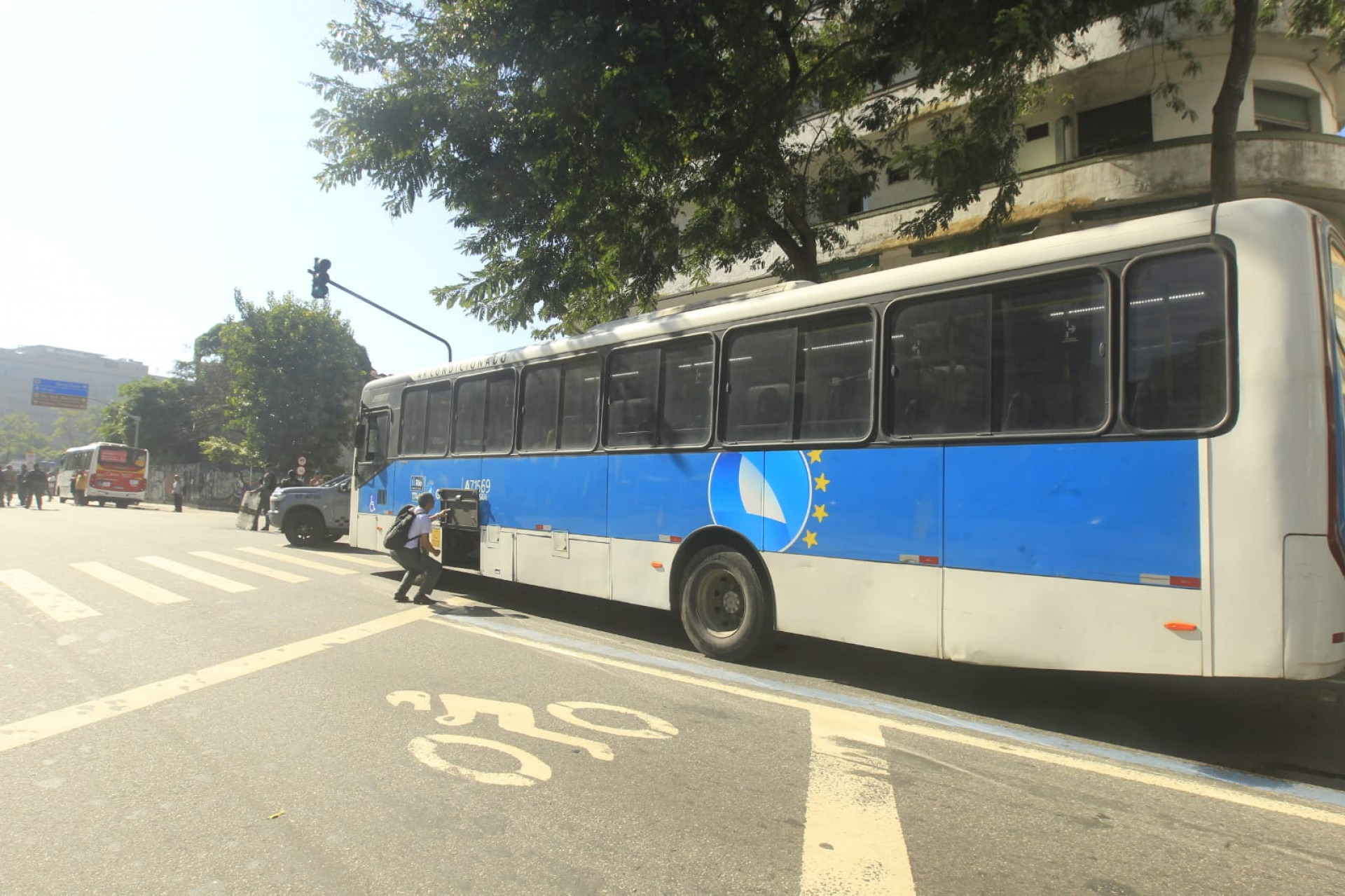Manifestantes danificam coletivos após audiência entre Rio Ônibus e rodoviários terminar sem acordo  - Reginal Pimenta/Agência O Dia