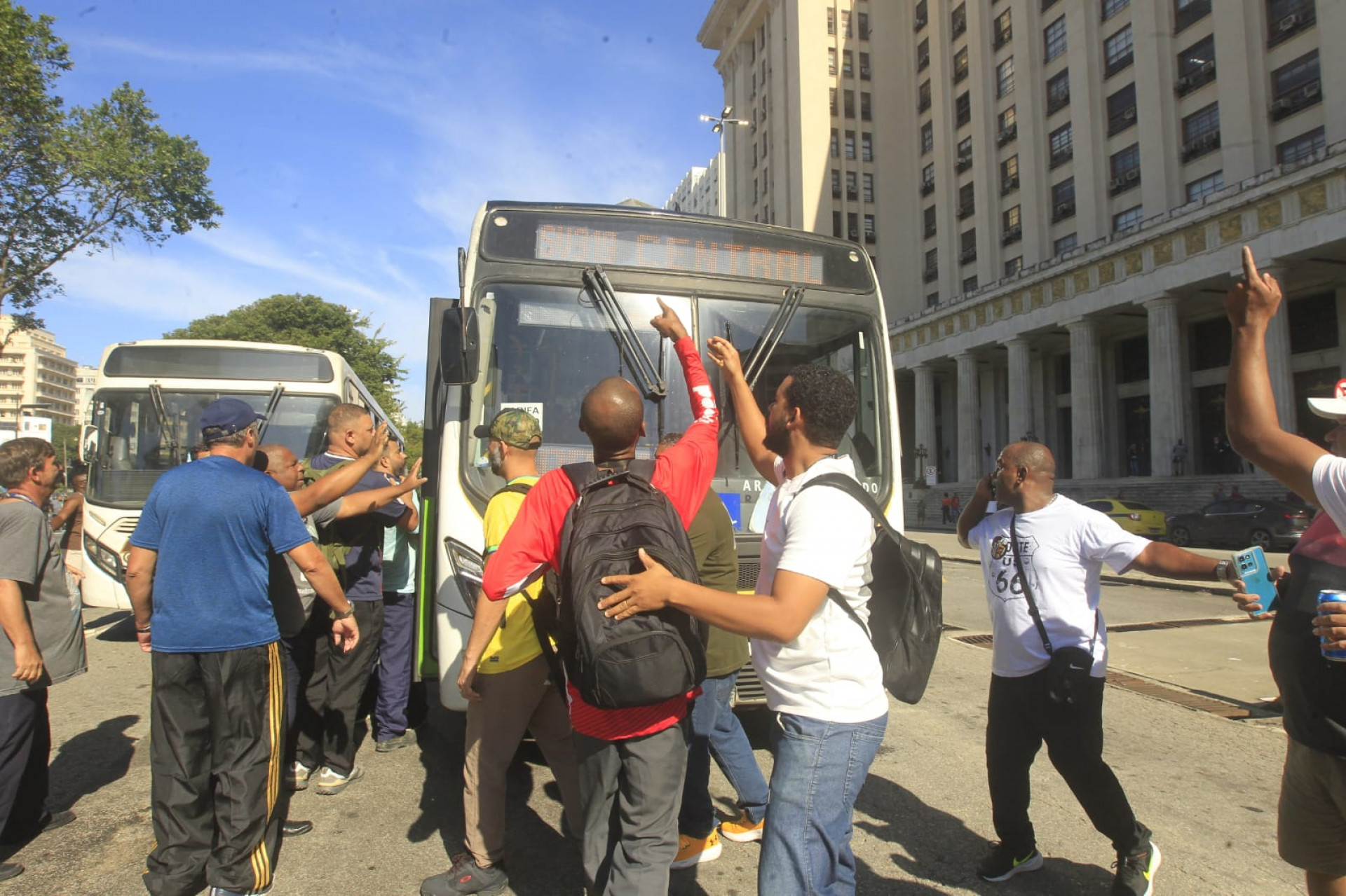 Confusão no Centro do Rio após audiência entre Rio Ônibus e rodoviários terminar sem acordo  - Reginal Pimenta/Agência O Dia