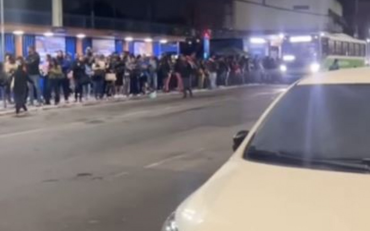 Fila no ponto da linha Caxias x Barra da Tijuca - Rede Social