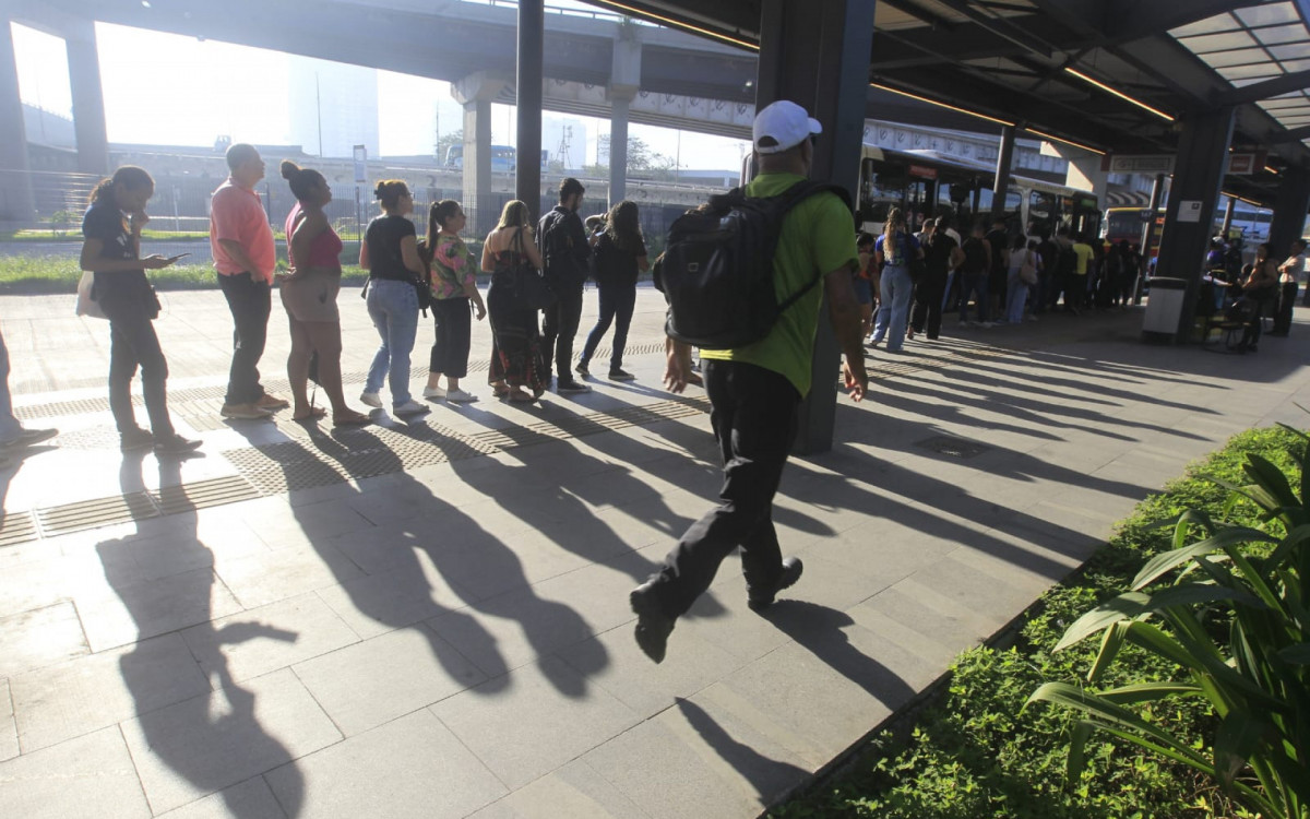 Terceiro dia da greve dos rodoviários registra longas filas no Terminal Gentileza - Reginaldo Pimenta/Agência O DIA