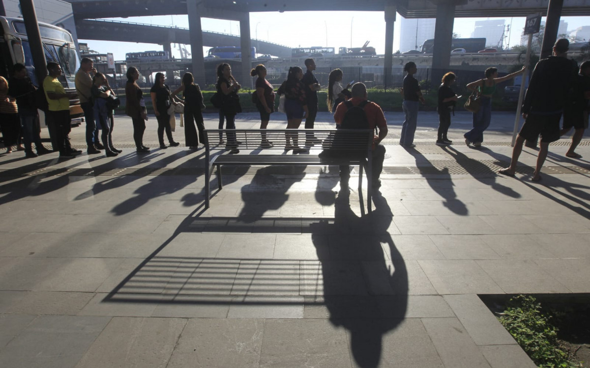 Terceiro dia da greve dos rodoviários registra longas filas no Terminal Gentileza - Reginaldo Pimenta/Agência O DIA