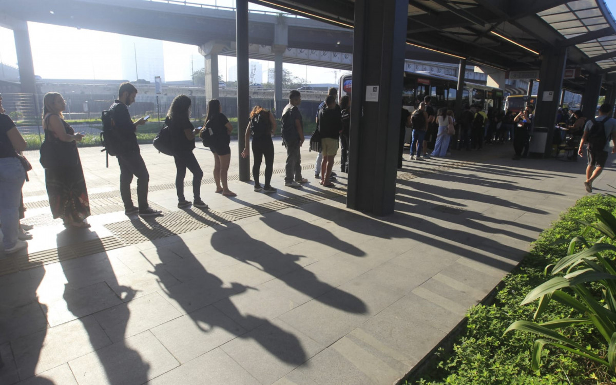 Terceiro dia da greve dos rodoviários registra longas filas no Terminal Gentileza - Reginaldo Pimenta/Agência O DIA