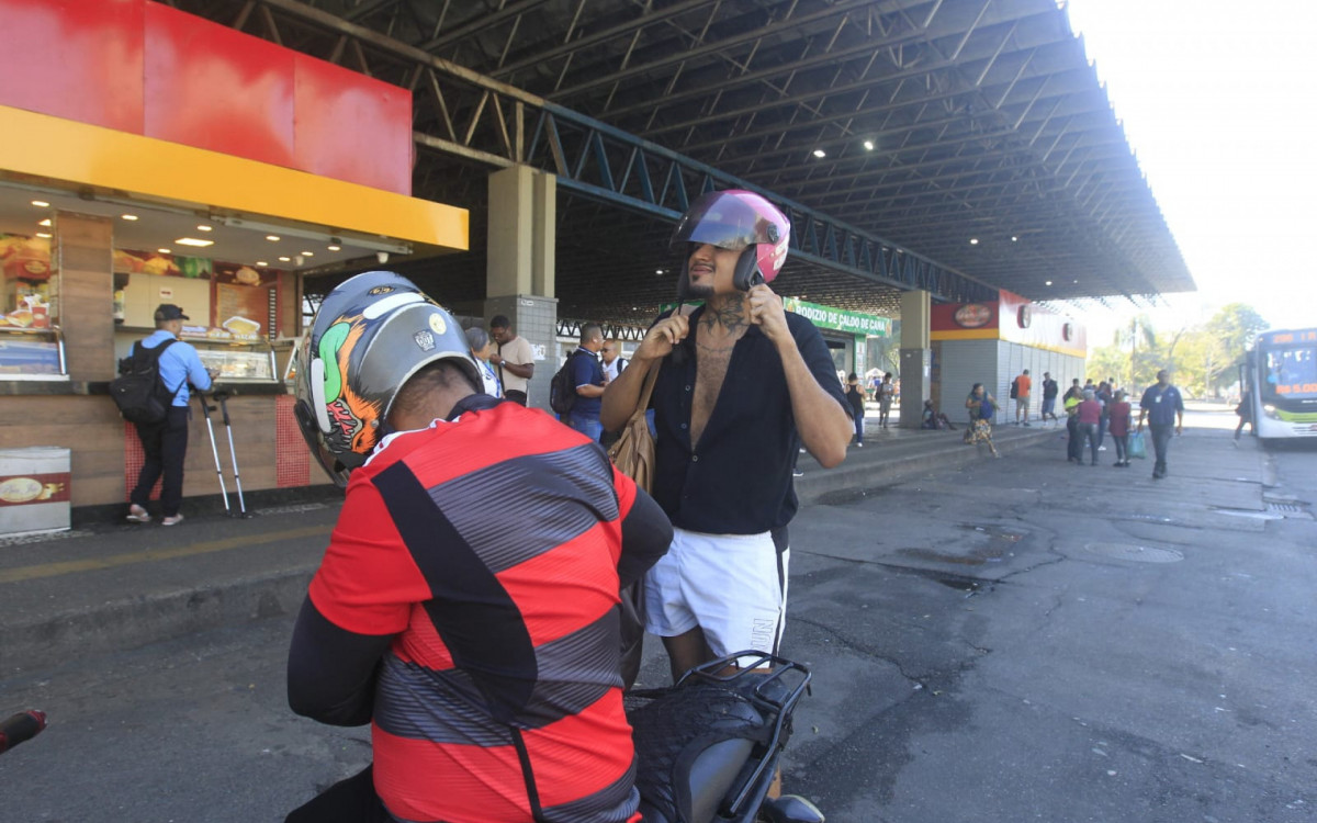 Daniel optou por uma moto por aplicativo para chegar ao trabalho - Reginaldo Pimenta/Agência O DIA