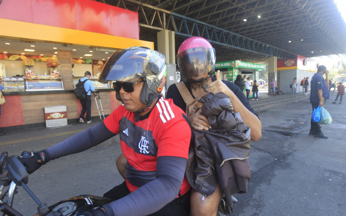 Daniel optou por uma moto por aplicativo para chegar ao trabalho - Reginaldo Pimenta/Agência O DIA