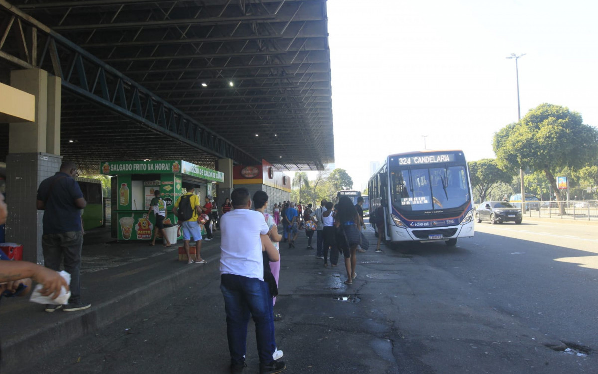 Passageiros esperando ônibus na Central do Brasil - Reginaldo Pimenta/Agência O DIA