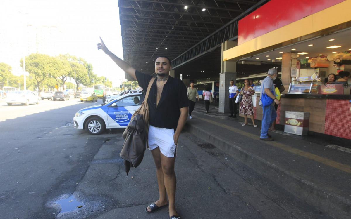 Daniel esperou o ônibus por mais de 2h - Reginaldo Pimenta/Agência O DIA