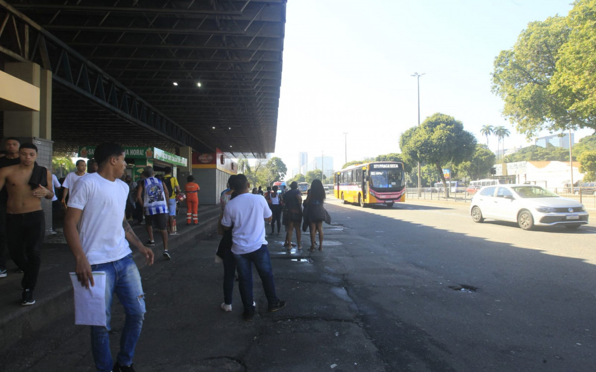 Passageiros esperando ônibus na Central do Brasil - Reginaldo Pimenta/Agência O DIA
