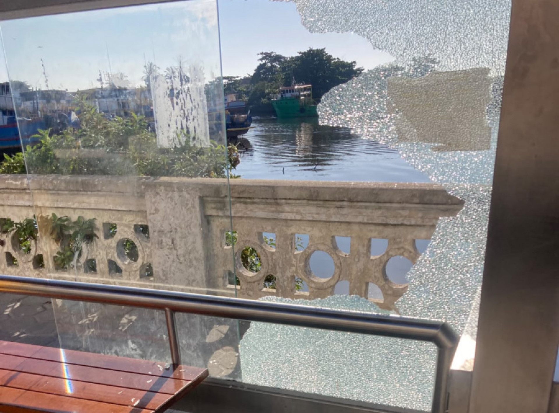 Vandalismo atinge novos pontos de ônibus em Macaé e destrói estrutura recém-instalada na Rua da Praia