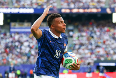 Mbappé recebe homenagem por marca expressiva pela França