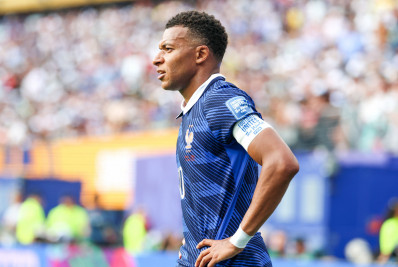 Mbappé distribui fones de presente aos jogadores da França