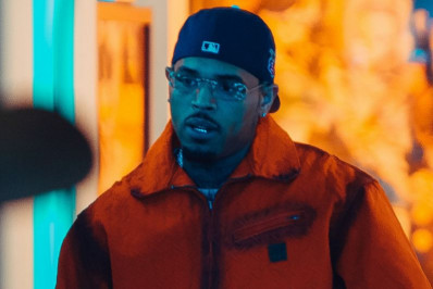 Chris Brown é condenado a pagar indenização a ex-funcionária após ataque de cão 