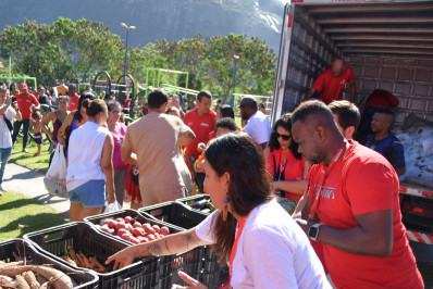 Prefeitura de Maricá entrega alimentos produzidos no município para moradores de Itaipuaçu
