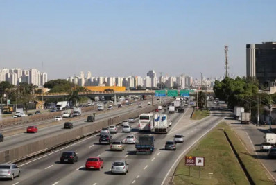Colisão entre ônibus e caminhão deixa morto e 12 feridos em SP