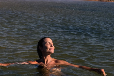 Ivete Sangalo toma banho de rio e capina durante viagem ao sertão