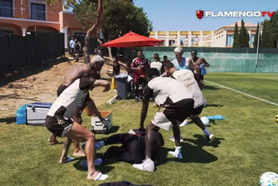 Vídeo! Andrew sofre trote de aniversário em treino do Flamengo