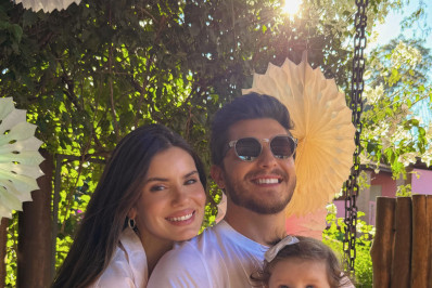 Camila Queiroz comemora aniversário com Klebber Toledo e a filha Clara 