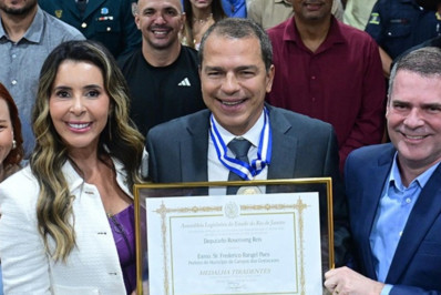 Prefeito de Campos recebe a maior honraria do estado