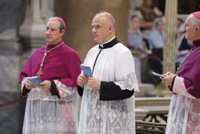 Fraternidade desafia Vaticano e ordena quatro bispos por conta própria