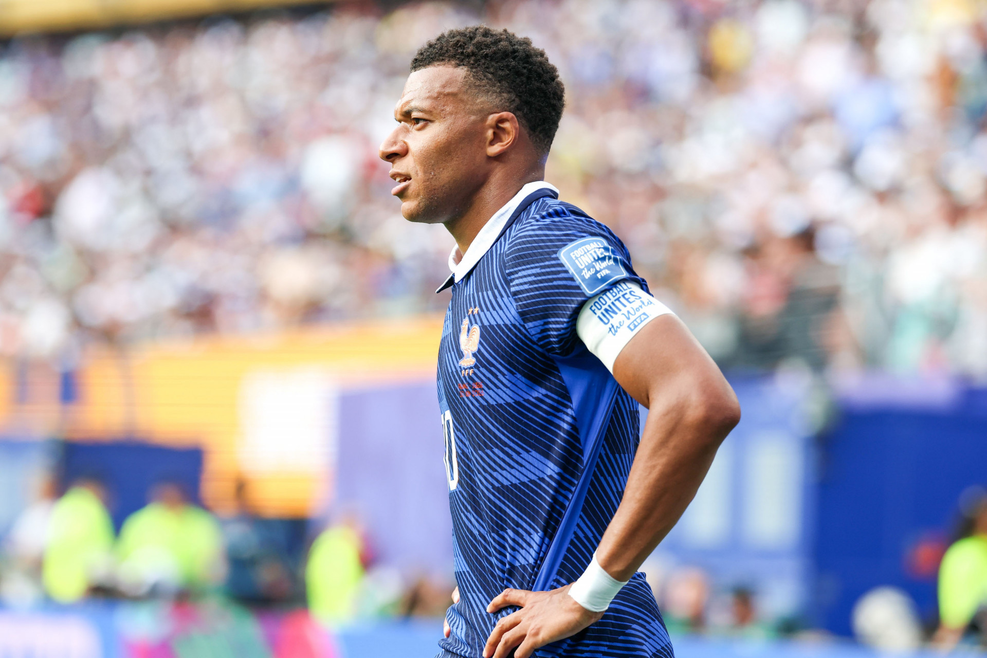 Mbappé distribui fones de presente aos jogadores da França
