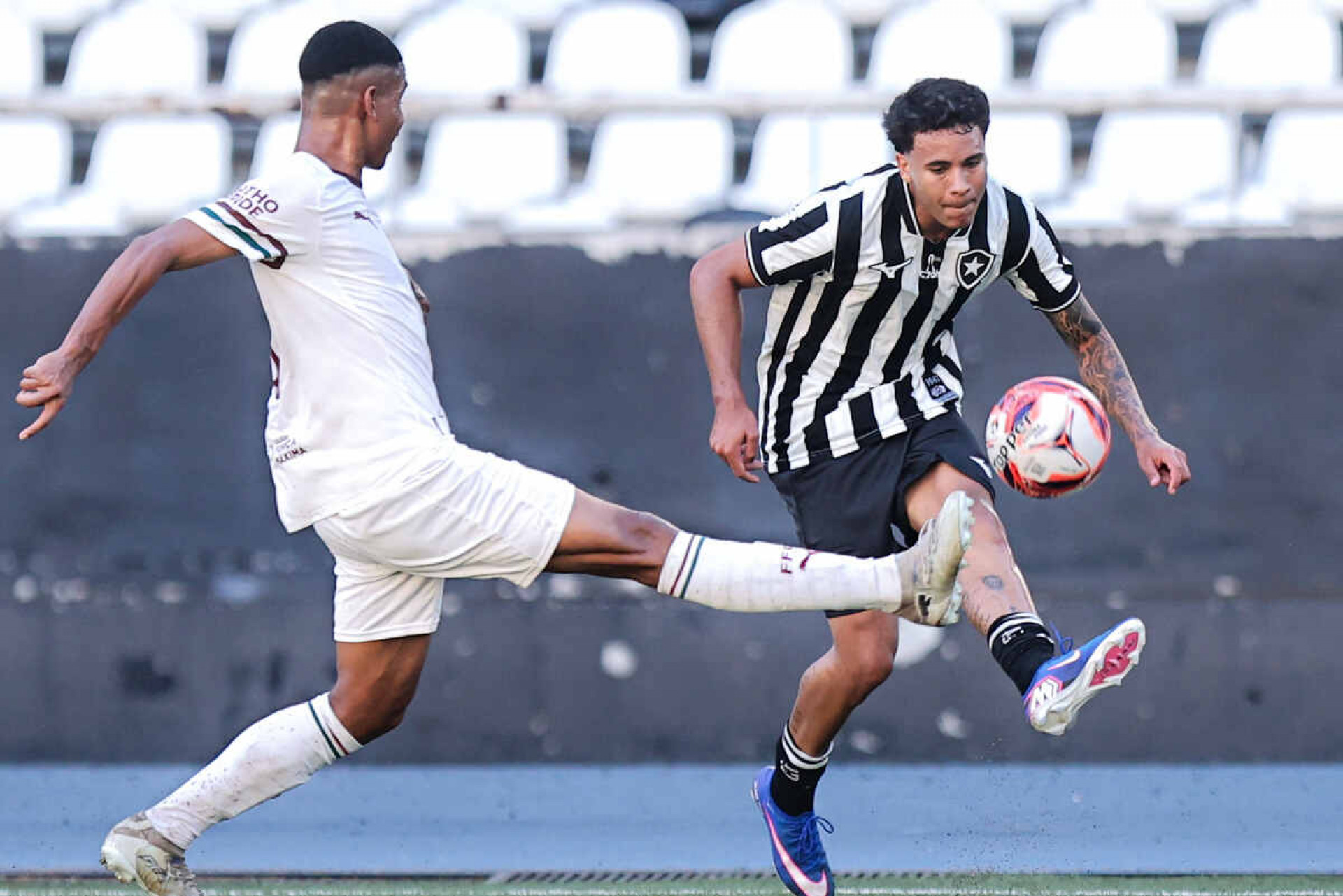 Em jogo de duas viradas, Botafogo vence o Fluminense pelo Brasileiro Sub-20