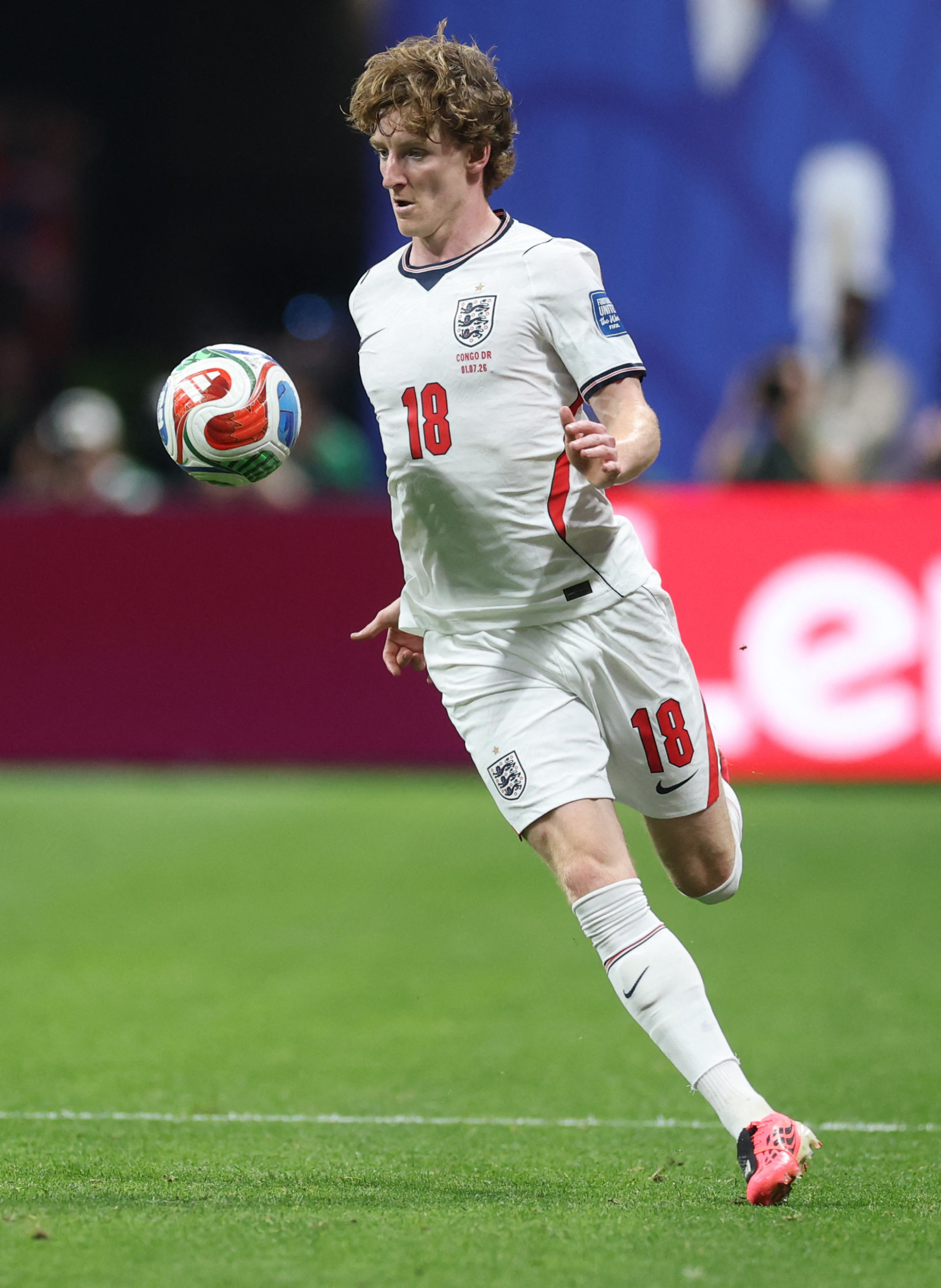 Anthony Gordon em ação durante o jogo entre Inglaterra e RD Congo