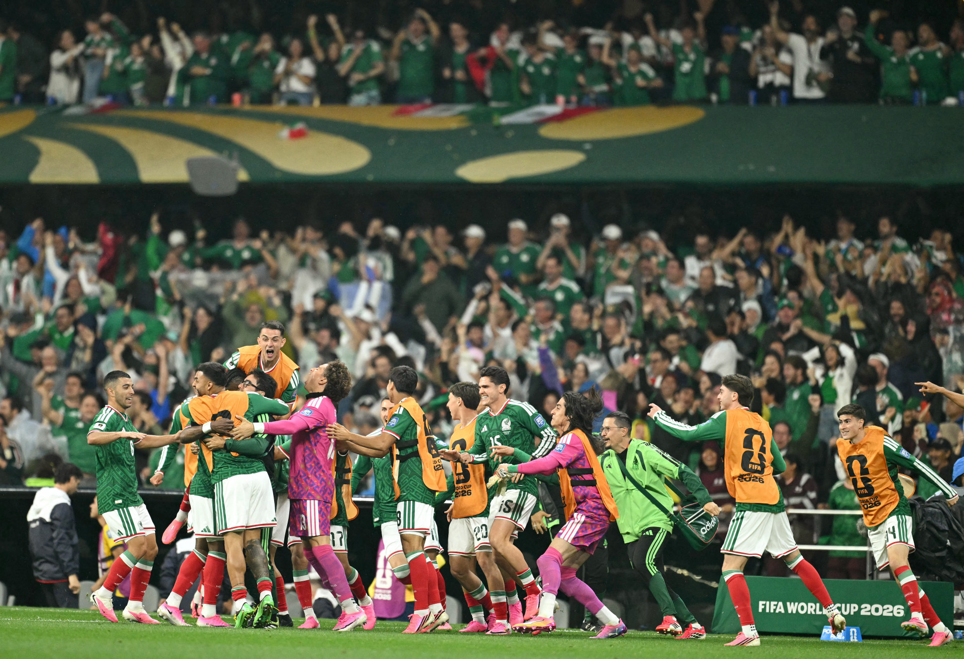 M&eacute;xico venceu o Equador por 2 a 0 e garantiu vaga nas oitavas da Copa do Mundo