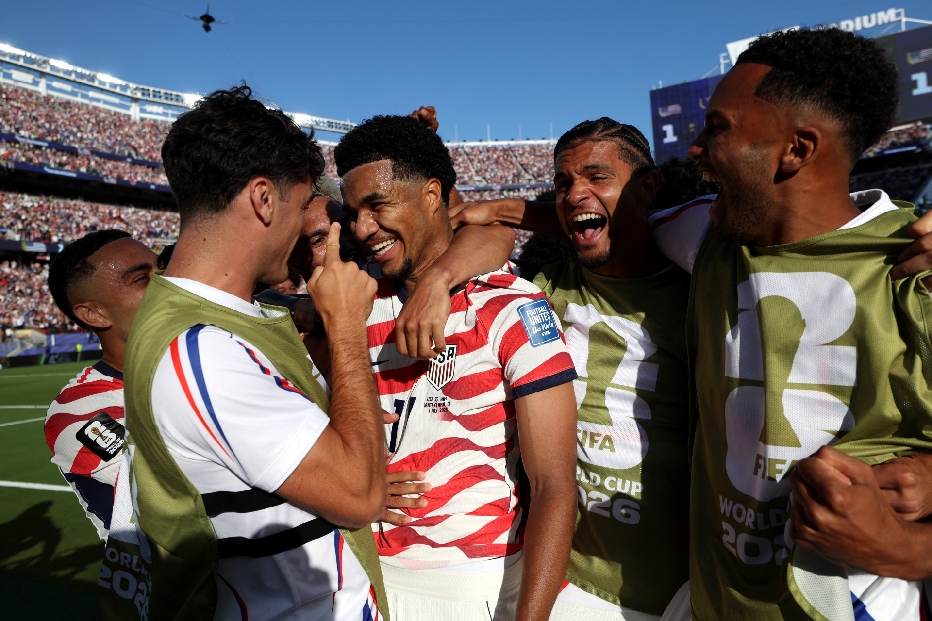 Com um a menos, Estados Unidos vencem a Bósnia e avançam na Copa