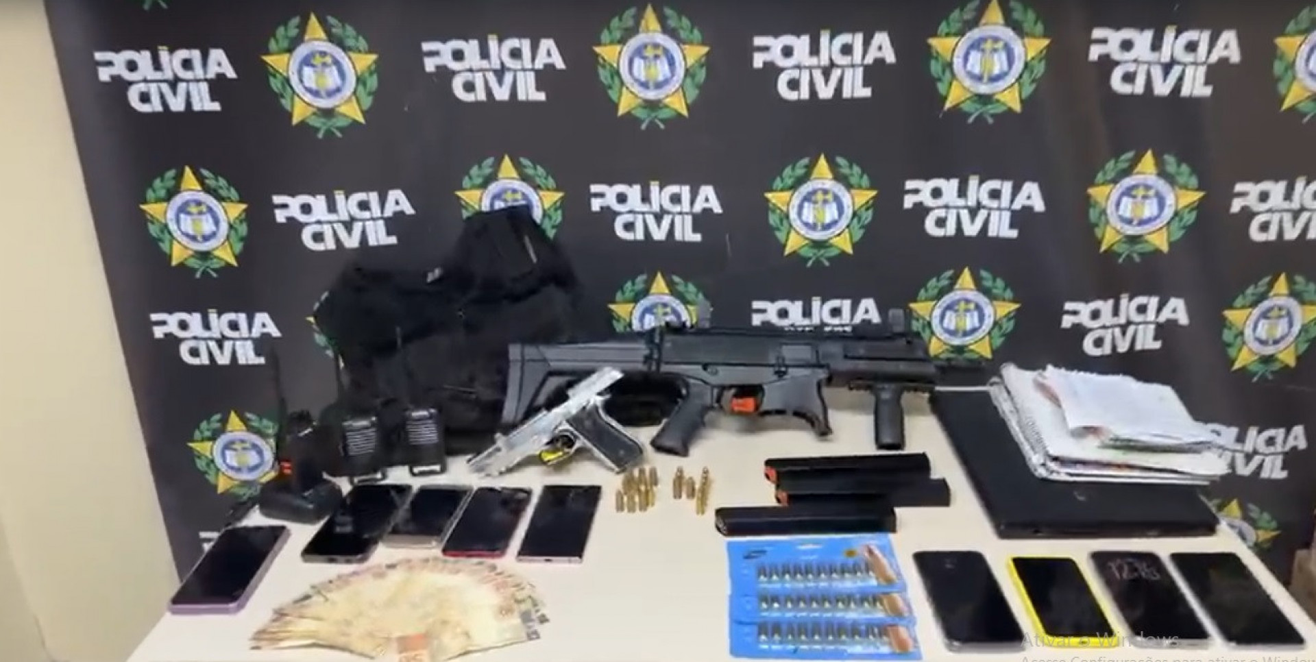 Pol&iacute;cia Civil apreende fuzil, celulares e anota&ccedil;&otilde;es de mil&iacute;cia que atua em Belford Roxo
