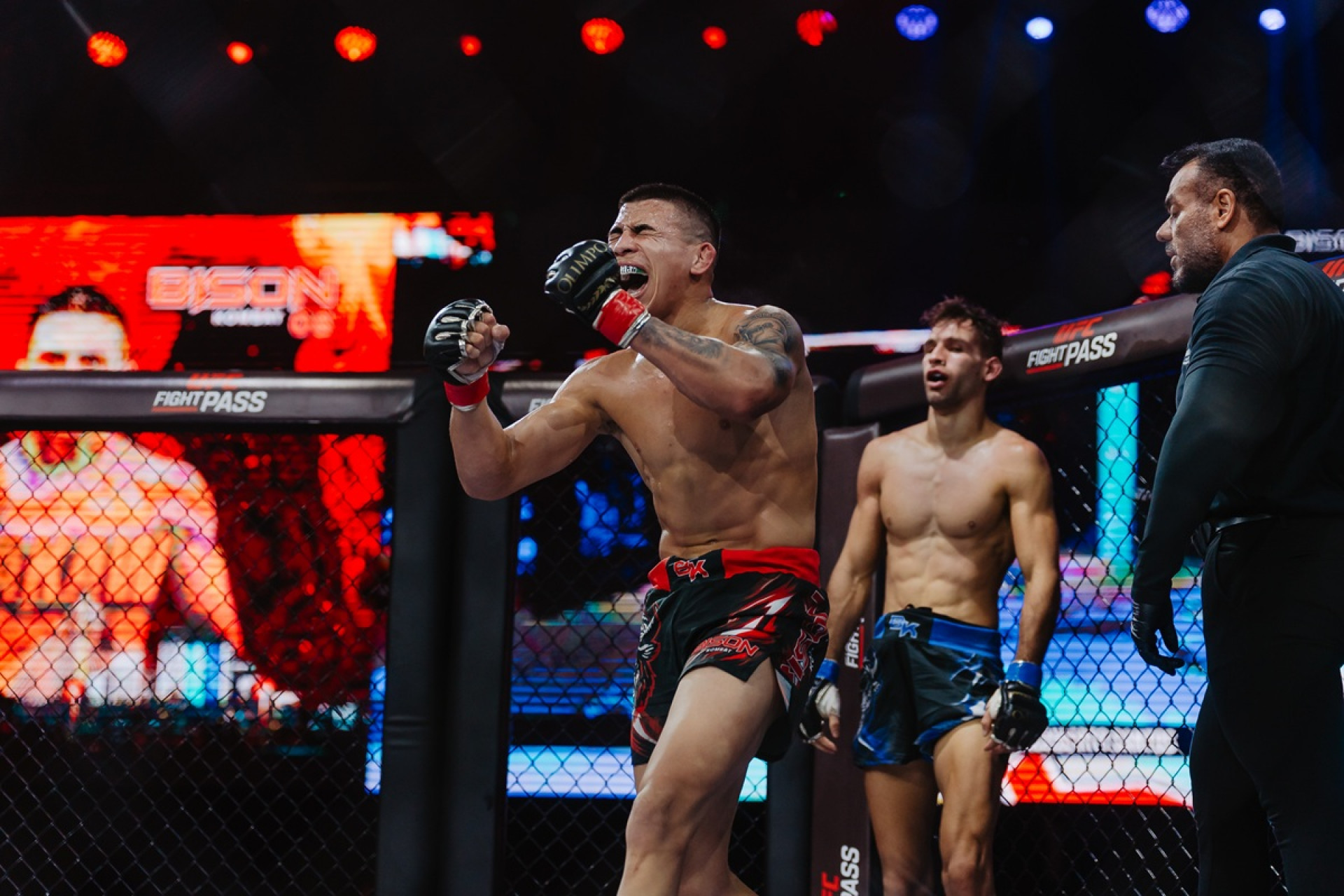 Vit&oacute;ria no Bison Kombat 8 foi comemorada pelo jovem lutador   - (Foto: Divulga&ccedil;&atilde;o)