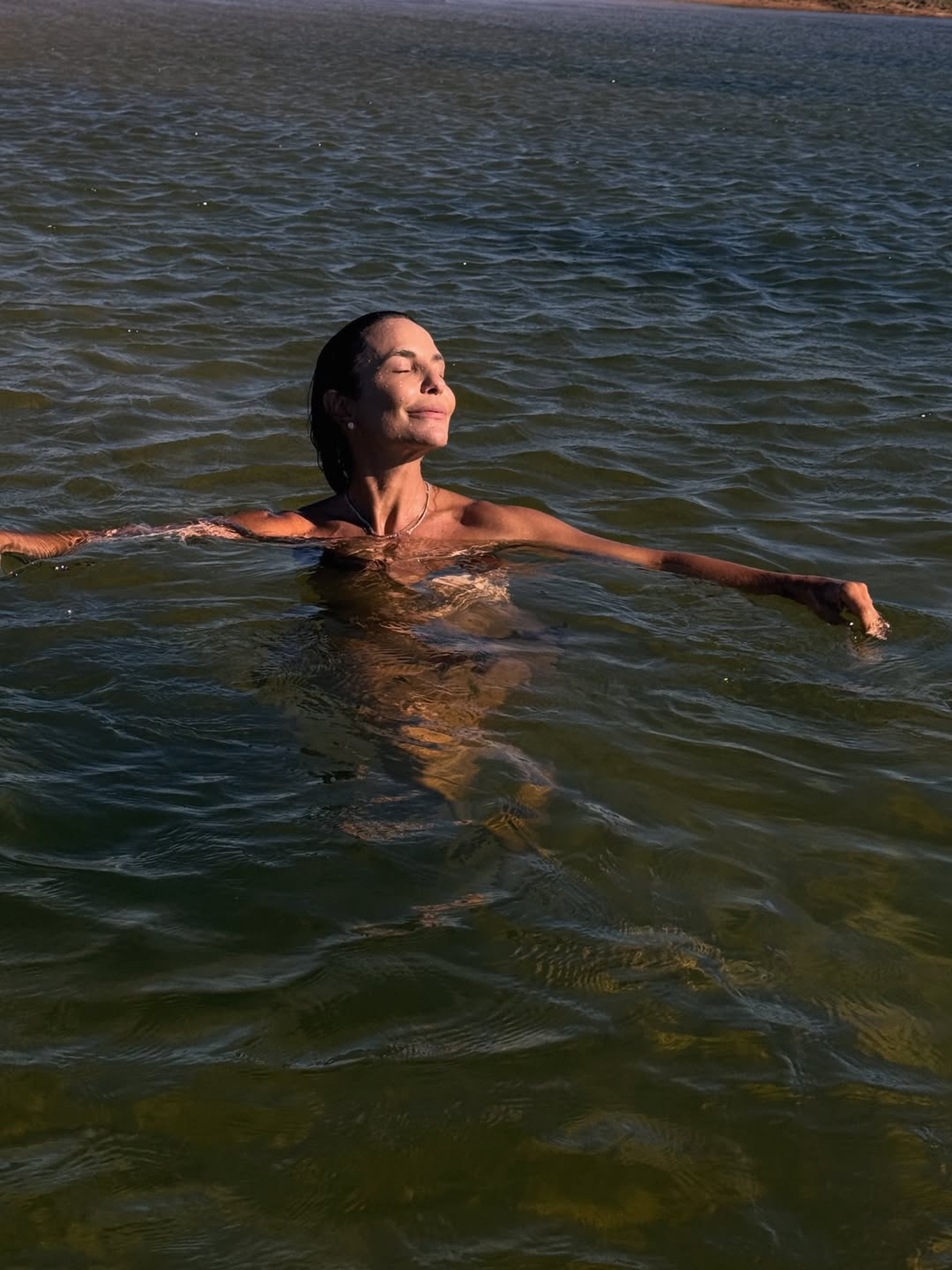 Ivete Sangalo toma banho de rio e capina durante viagem ao sertão - Reprodução Instagram