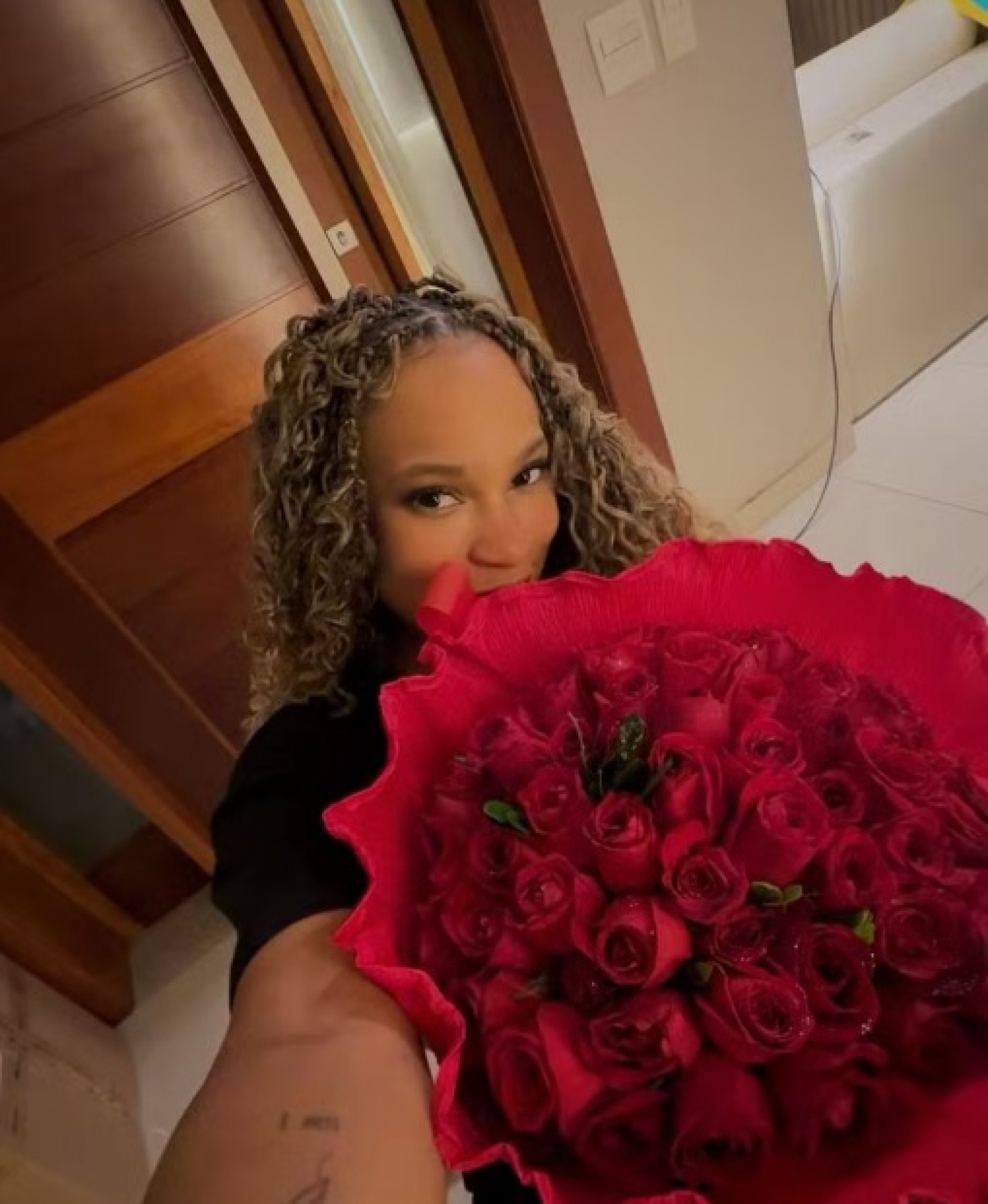 Rebeca Andrade posa com buquê de flores e reacende rumor de affair com empresária - Reprodução Instagram