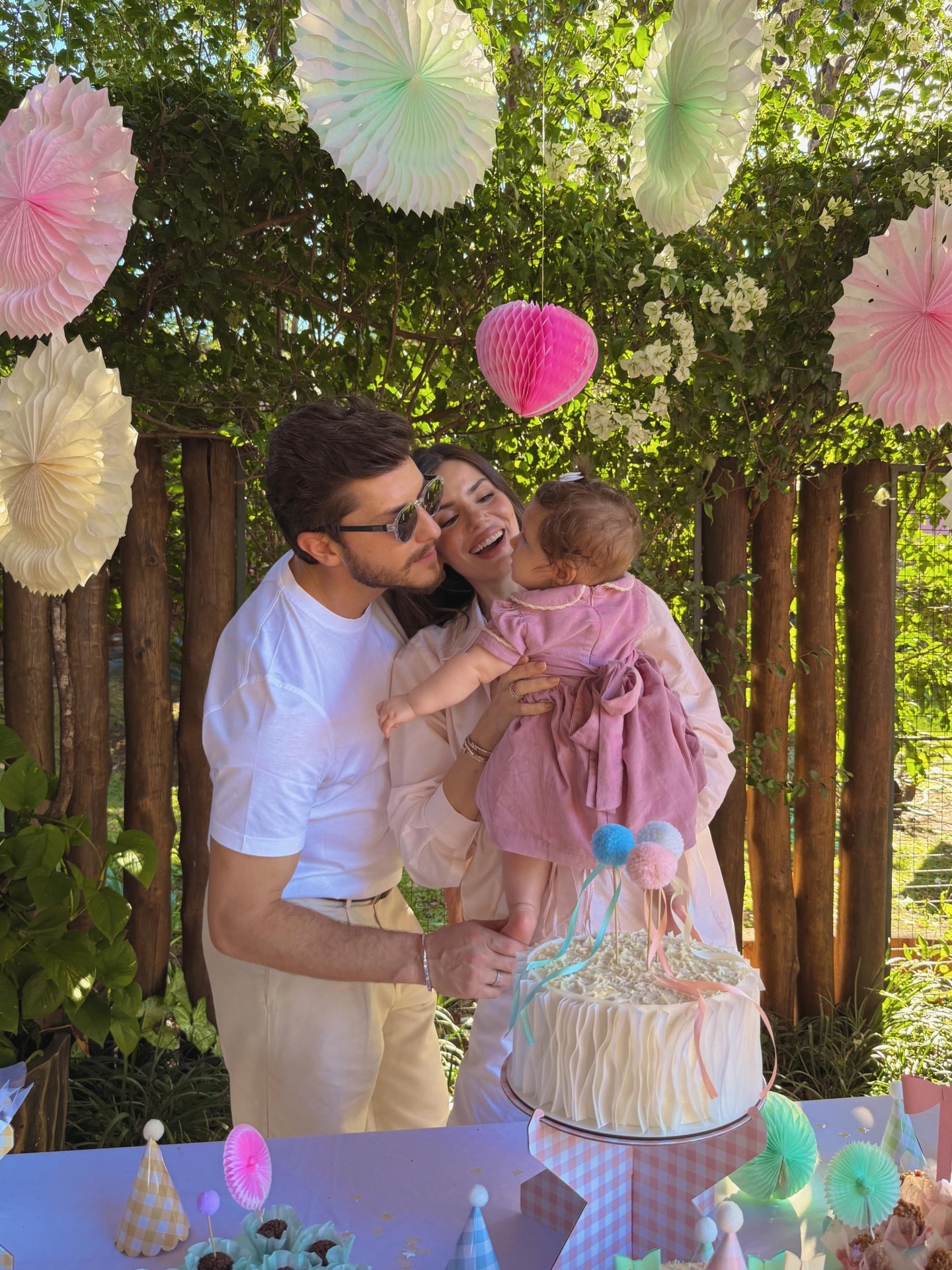 Camila Queiroz celebra aniversário com Klebber Toledo e a filha Clara - Reprodução / Instagram
