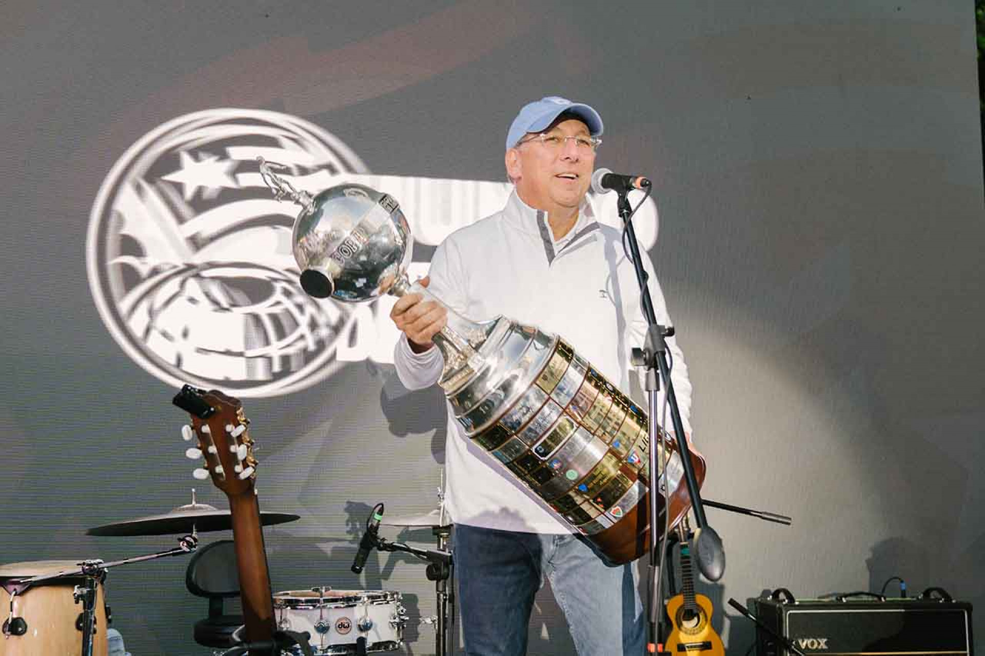 Botafogo oficializa sa&iacute;da definitiva de John Textor do Conselho da SAF