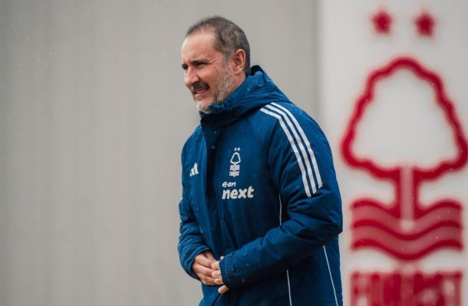 Nottingham Forest demite V&iacute;tor Pereira ap&oacute;s cl&aacute;usula contratual e j&aacute; define substituto