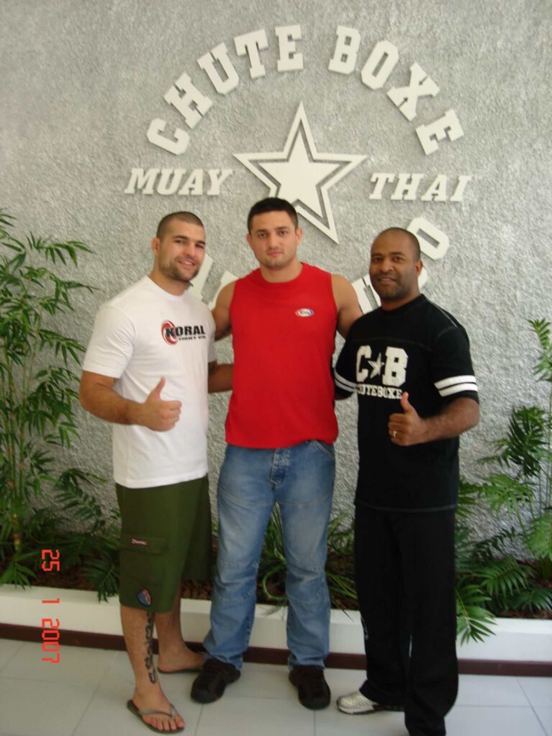 Ricardo em encontro com Shogun e Rafael Cordeiro, dois &iacute;cones do MMA -  (Foto: Arquivo pessoal)