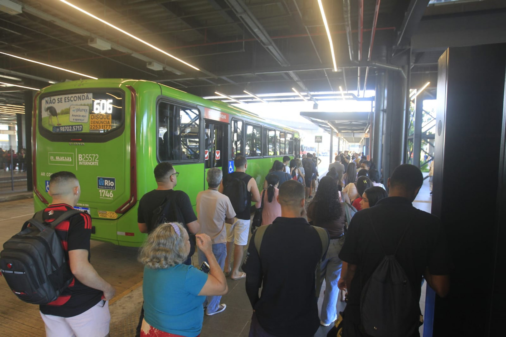 Terceiro dia da greve dos rodoviários registra longas filas no Terminal Gentileza - Reginaldo Pimenta/Agência O DIA