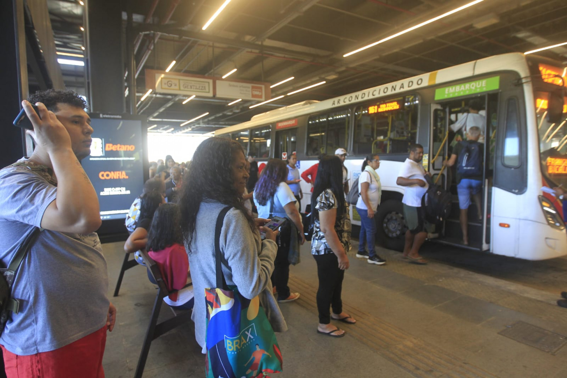 Terceiro dia da greve dos rodoviários registra longas filas no Terminal Gentileza - Reginaldo Pimenta/Agência O DIA