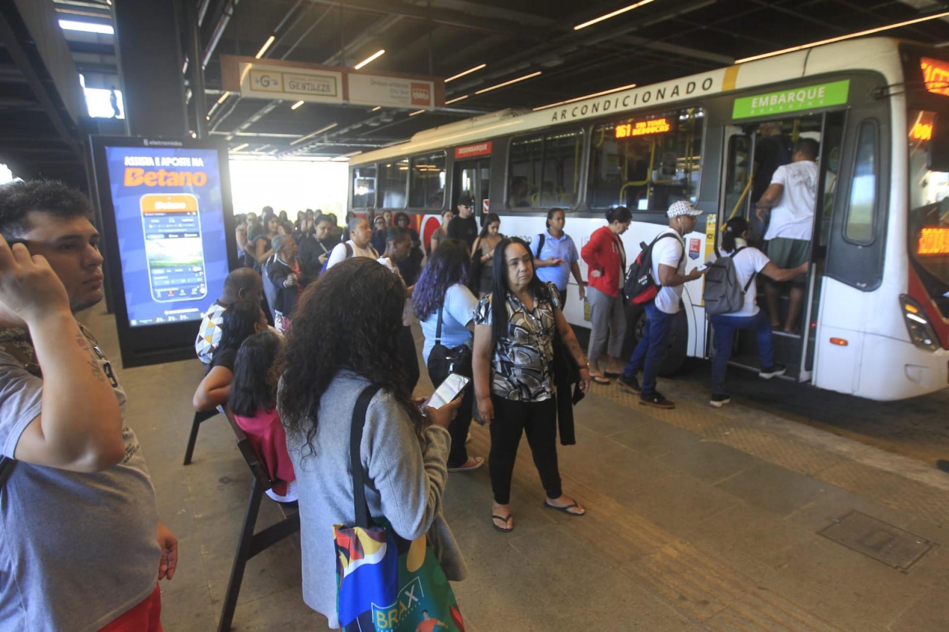 Terceiro dia da greve dos rodoviários registra longas filas no Terminal Gentileza - Reginaldo Pimenta/Agência O DIA