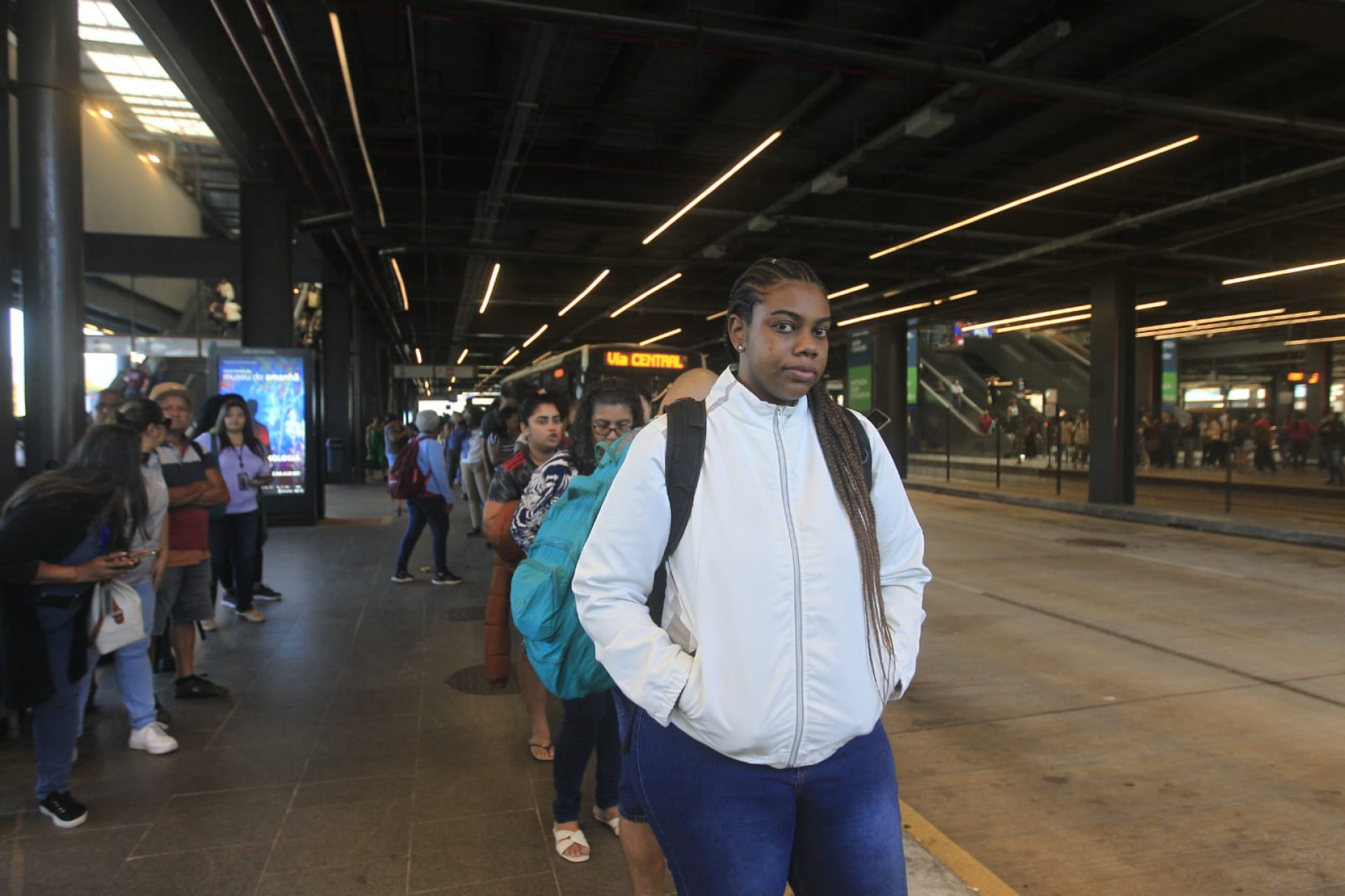 Beatriz esperou mais de duas horas na fila para pegar o BRT - Reginaldo Pimenta/Agência O DIA