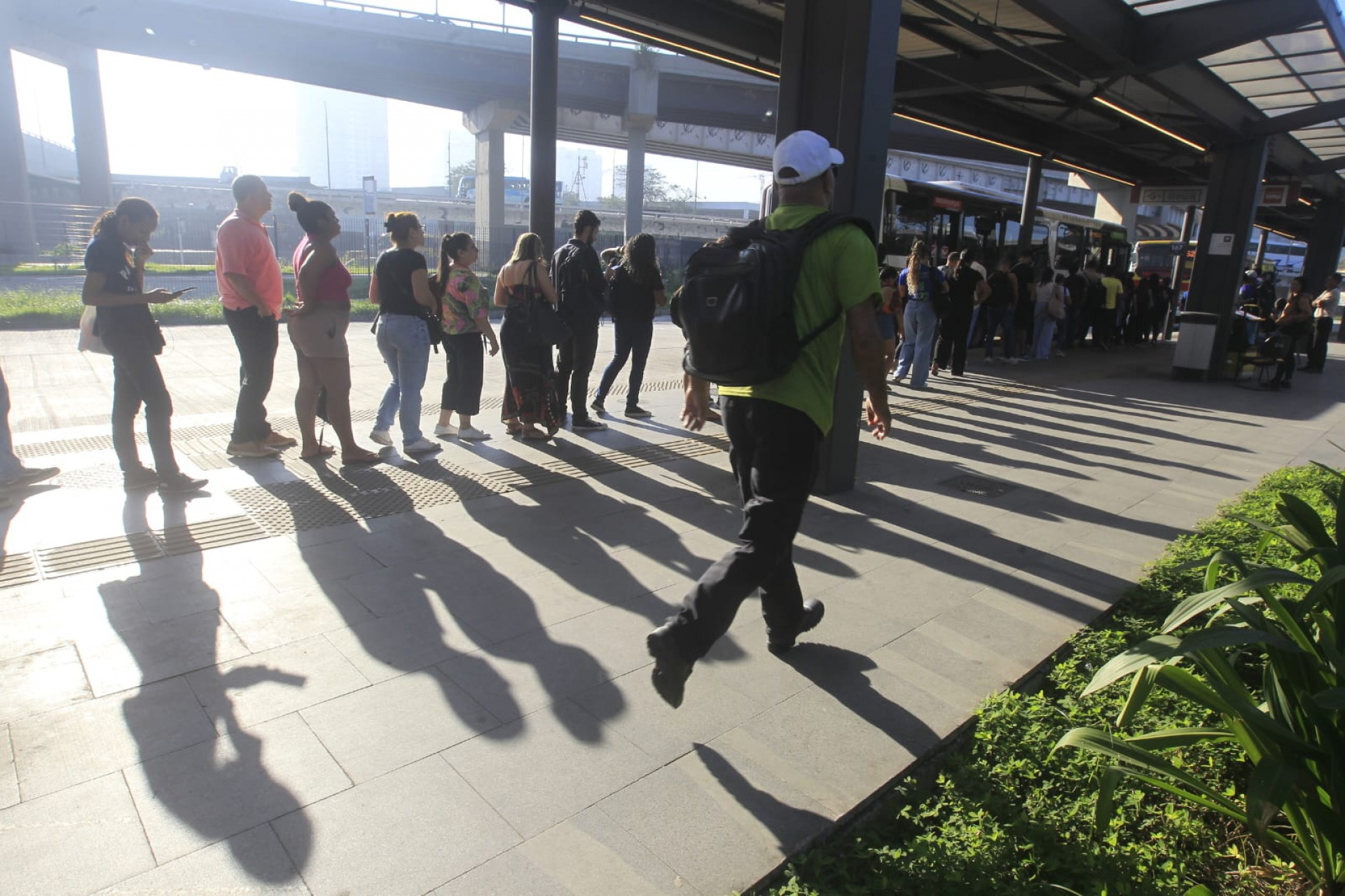 Terceiro dia da greve dos rodoviários registra longas filas no Terminal Gentileza - Reginaldo Pimenta/Agência O DIA