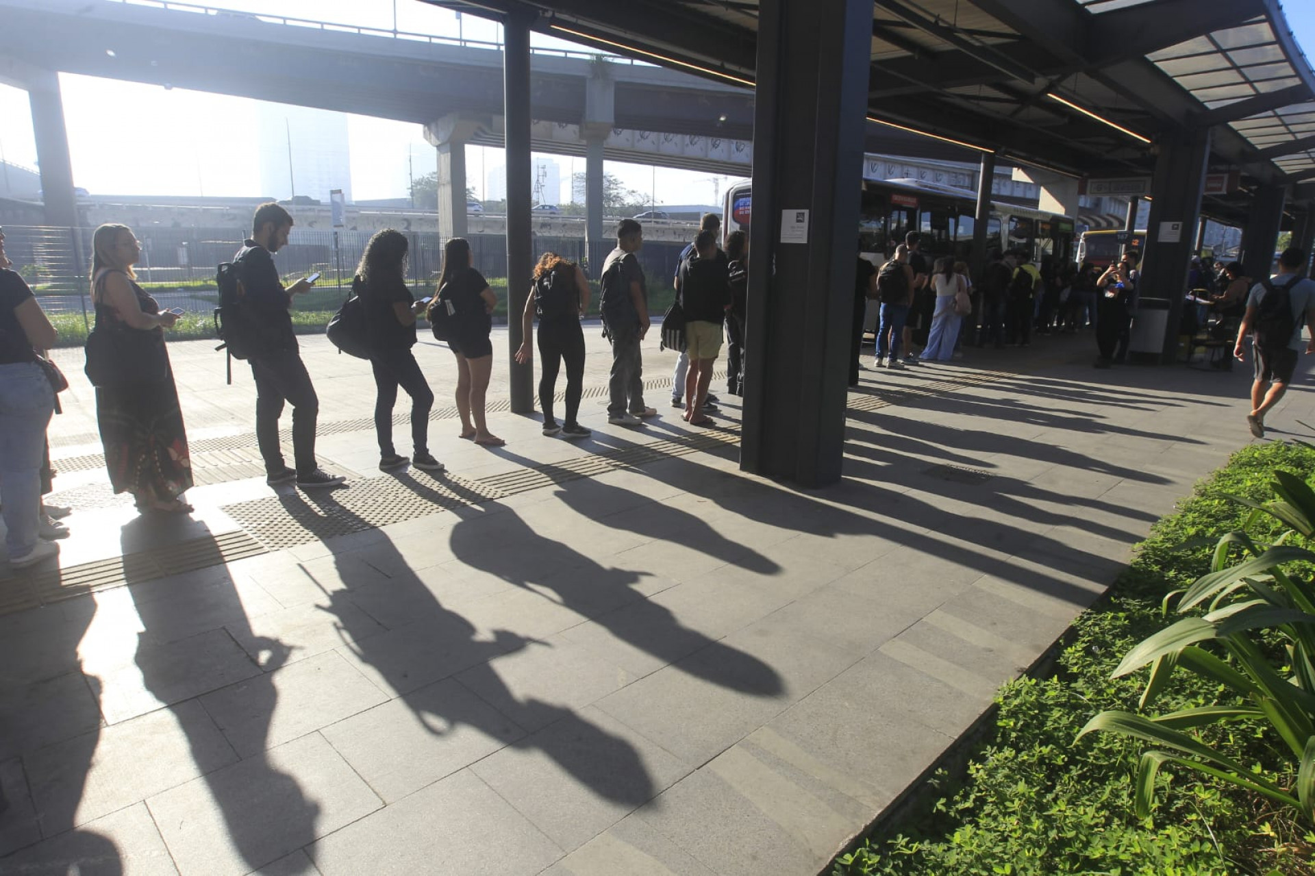 Terceiro dia da greve dos rodoviários registra longas filas no Terminal Gentileza - Reginaldo Pimenta/Agência O DIA