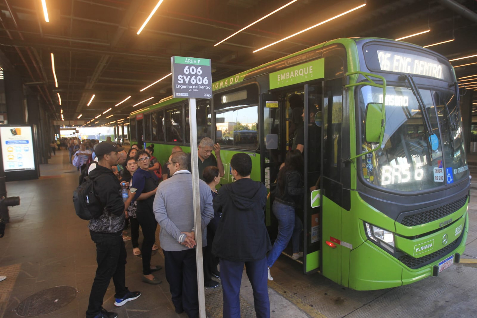 Terceiro dia da greve dos rodoviários registra longas filas no Terminal Gentileza - Reginaldo Pimenta/Agência O DIA